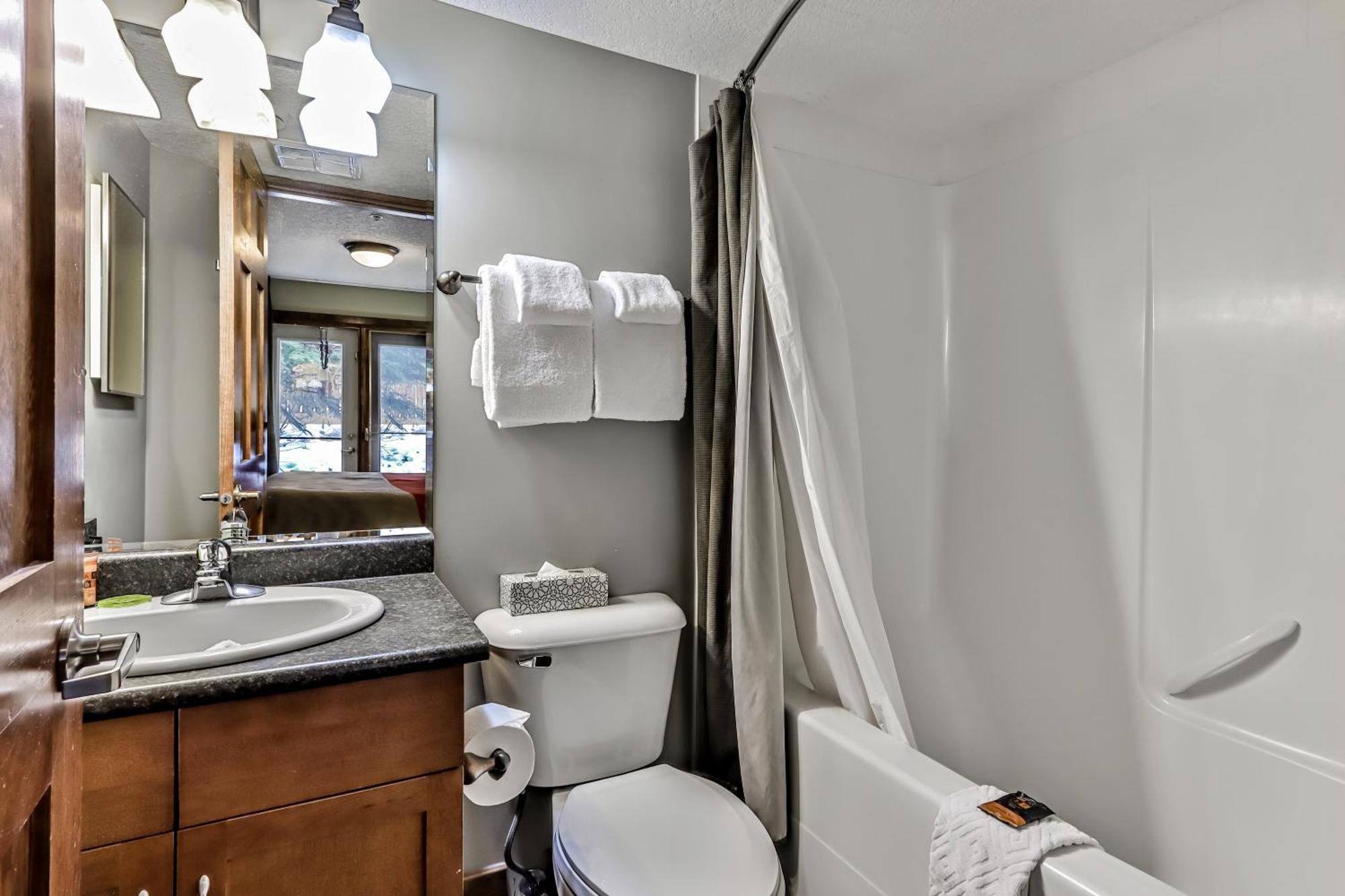 Spacious Mountain 2 Bedroom With Hot Tub Managed By Little Sister Getaways Canmore Exterior photo